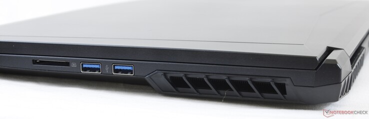 Côté droit : lecteur de carte SD, 2 USB A 3.1 Gen 1.