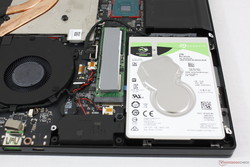 Nouvel emplacement SATA 2,5 pouces à côté de l'emplacement M.2 du Razer Blade 15 Base Model. La pâte thermique sur le SSD M.2 réduit la chauffe du dessous du portable.