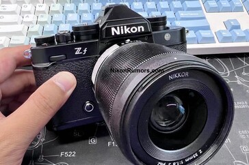 La face avant du Zf semble dépourvue de toute commande, à l'exception du dispositif de déverrouillage de l'objectif. (Source de l'image : Nikon Rumors)