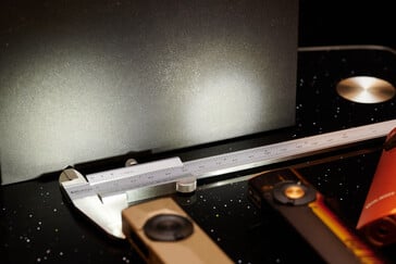 Le projecteur de l'Arkpro Ultra comparé au faisceau général de l'Arkfeld Pro. (Source de l'image : Andreas Sebayang/Notebookcheck.com)