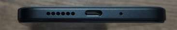 Bas : Haut-parleur, port USB-C, microphone