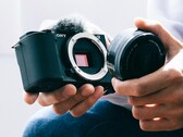 Le Sony ZV-E10 II devrait être doté d'une poignée beaucoup plus large que son prédécesseur photographié ici. (Source de l'image : Sony)
