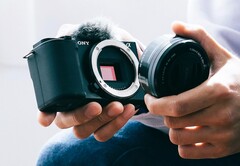 Le Sony ZV-E10 II devrait être doté d'une poignée beaucoup plus large que son prédécesseur photographié ici. (Source de l'image : Sony)