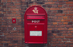Le prix du changement numérique : Les employés de PostNord perdent leur emploi. Photo : Boîte aux lettres rouge au Danemark (Source : Wikimedia Commons)