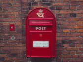 Le prix du changement numérique : Les employés de PostNord perdent leur emploi. Photo : Boîte aux lettres rouge au Danemark (Source : Wikimedia Commons)