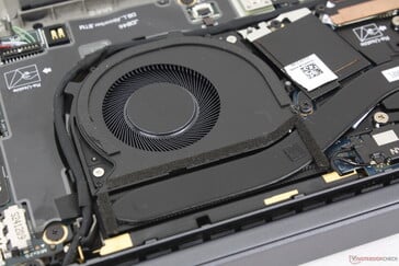 La solution de refroidissement consiste en deux ventilateurs de ~40 mm et un seul caloduc entre les deux