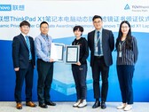 Les membres du personnel de Lenovo acceptent le nouveau prix. (Source : TUV Rheinland)