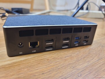 A gauche : adaptateur secteur, Gigabit RJ-45, 4x HDMI 2.1, 2x USB-A 3.0, 2x USB-A 2.0