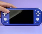L'Anbernic RG 55G1 en indigo, l'une des trois couleurs dans lesquelles il sera disponible.