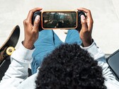 La dernière manette de jeu pour iPhone de Corsair est équipée de pouces anti-dérive. (Image : Corsair)