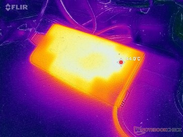 L'adaptateur CA atteint plus de 44°C lorsque les charges sont élevées