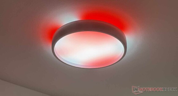 Le plafonnier est équipé de 60 LED contrôlables produisant un effet graffiti...