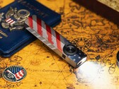 La lampe torche Olight ArkPro Stars &amp; Stripes Edition est équipée d'un faisceau large de 1 500 lumens.