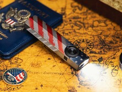 La lampe torche Olight ArkPro Stars & Stripes Edition est équipée d'un faisceau large de 1 500 lumens.