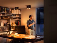 Le nouveau spot Philips Hue Pillar est plus lumineux que le modèle original. (Source de l'image : Philips Hue)