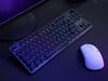 Clavier de jeu Turtle Beach Vulcan II TKL à côté de la souris sur un bureau