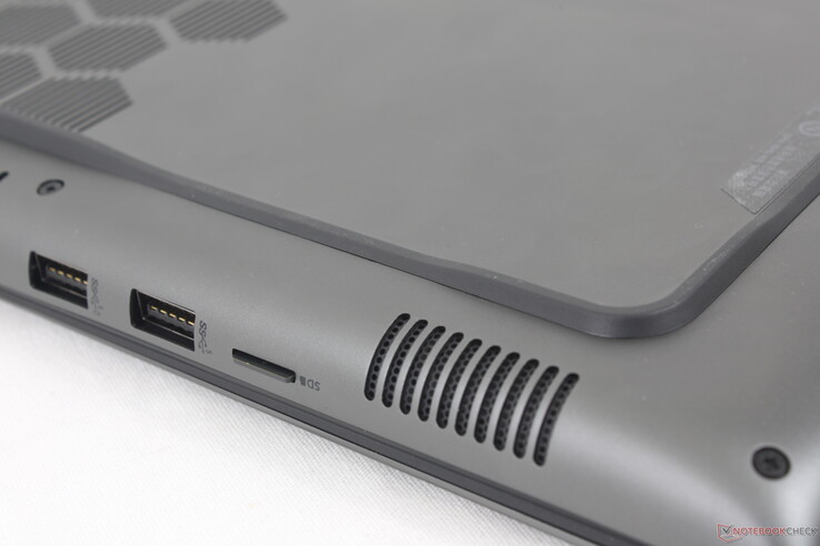 Le lecteur MicroSD entièrement inséré s'appuie sur le bord de l'appareil