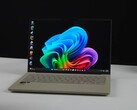L'ordinateur portable Asus Zenbook A14 équipé d'une puce Snapdragon X2 Elite affiche le bureau Windows à l'écran
