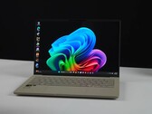 L'ordinateur portable Asus Zenbook A14 équipé d'une puce Snapdragon X2 Elite affiche le bureau Windows à l'écran
