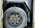 La taille des pneus d'hiver du Cybertruck ainsi que la finition en acier et la suspension font l'objet de gros plans