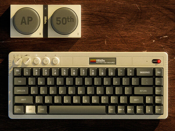 Le 8BitDo Retro 68 Keyboard AP50th Limited Edition est équipé de deux super boutons sans fil.