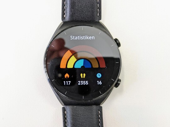 Le moniteur d'activité indique les calories brûlées, les pas et le temps de mouvement.