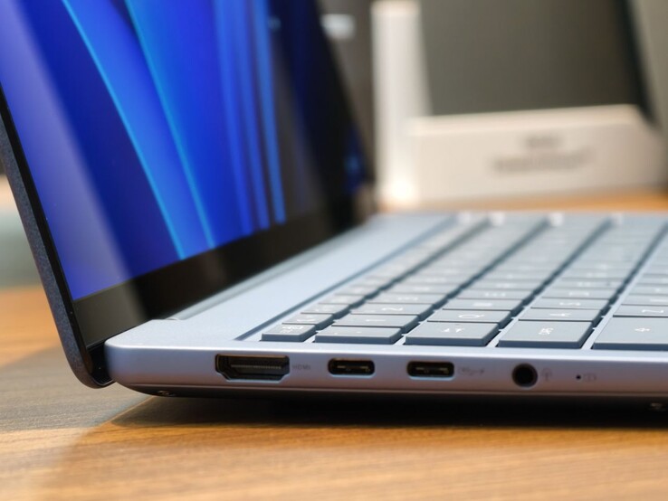 Un port HDMI, deux ports USB-C et une prise casque sont situés sur le côté gauche du Zenbook 14, tandis qu'un port USB-A est situé sur le côté droit.