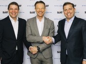 L'accord entre Sixt et Stellantis est scellé : Alexander Sixt (Co-CEO Sixt), Uwe Hochgeschurtz (Stellantis Chief Operating Officer, Enlarged Europe), Konstantin Sixt (Co-CEO Sixt) - de gauche à droite.