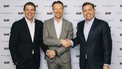L&#039;accord entre Sixt et Stellantis est scellé : Alexander Sixt (Co-CEO Sixt), Uwe Hochgeschurtz (Stellantis Chief Operating Officer, Enlarged Europe), Konstantin Sixt (Co-CEO Sixt) - de gauche à droite.