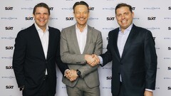 L'accord entre Sixt et Stellantis est scellé : Alexander Sixt (Co-CEO Sixt), Uwe Hochgeschurtz (Stellantis Chief Operating Officer, Enlarged Europe), Konstantin Sixt (Co-CEO Sixt) - de gauche à droite.