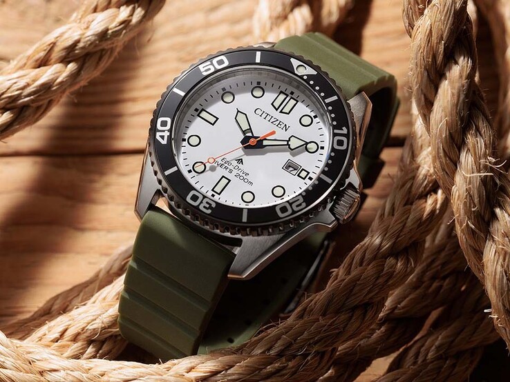 Montre de plongée Citizen Promaster Marine BN0265-00A, dotée d'un cadran blanc, d'une lunette noire, d'un boîtier en acier inoxydable et d'un bracelet vert olive en corde tressée.
