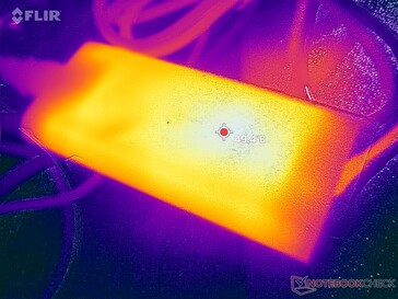 L'adaptateur CA peut atteindre 50°C en cas d'utilisation prolongée de charges exigeantes