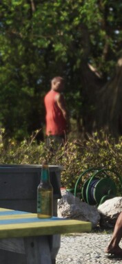 Un homme semble être en train de se soulager contre un arbre (capture d'écran agrandie de GTA 6).