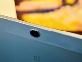 Pourquoi, par exemple, le OnePlus Pad Lite a-t-il une bande de plastique assez large sur son boîtier métallique ? (Source de l'image : Notebookcheck)