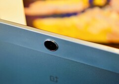 Pourquoi, par exemple, le OnePlus Pad Lite a-t-il une bande de plastique assez large sur son boîtier métallique ? (Source de l'image : Notebookcheck)
