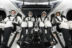 De droite à gauche, les astronautes de la NASA Jeanette Epps, spécialiste de mission, Matthew Dominick, commandant, Michael Barratt, pilote, et le cosmonaute de Roscosmos Alexander Grebenkin, spécialiste de mission. (Source de l'image : SpaceX)