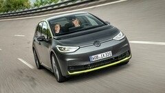 Volkswagen prévoit de lancer l'année prochaine la VW ID.3 GTX, plus puissante, alors que la voiture compacte électrique devrait subir son premier lifting (Image : Volkswagen)