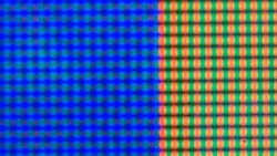 Des pixels individuels sont également visibles sur la surface du verre.