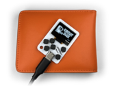 L'Arduboy Mini tient confortablement dans un portefeuille. (Image source : Kevin Bates)