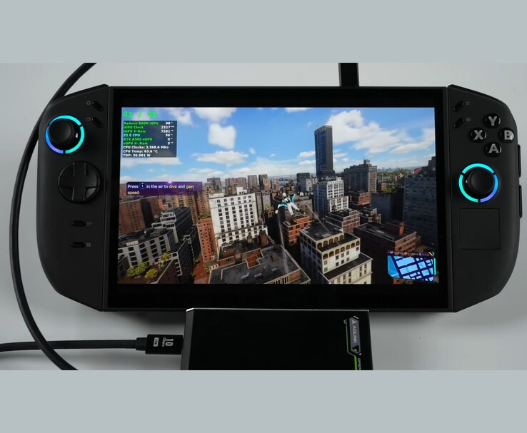 PC de jeu portable Lenovo Legion Go 2 exécutant Spider-Man 2, connecté via USB4 à un GPU externe Adlink Pocket AI pour des tests de double GPU alimentés par batterie. (Source de l'image : ETA PRIME via YouTube)