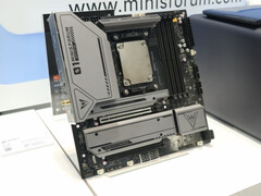 Le DeskMini F1FGM est équipé du chipset AMD X870 sur une carte mère Micro-ATX. (Source de l'image : via PC Watch)