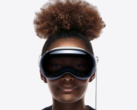 Elle sourit, mais pas parce qu'elle regarde un porno immersif en 3D. (Image : Apple)