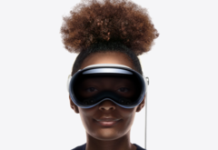 Elle sourit, mais pas parce qu'elle regarde un porno immersif en 3D. (Image : Apple)