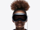 Elle sourit, mais pas parce qu'elle regarde un porno immersif en 3D. (Image : Apple)