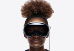 Elle sourit, mais pas parce qu&#039;elle regarde un porno immersif en 3D. (Image : Apple)