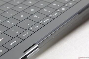 Conception minimaliste avec des grilles de ventilation encastrées tout au long de l'arrière