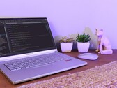 Le KDE Slimbook III est un ordinateur portable Ryzen 7 4800H qui est livré avec le néon KDE pré-installé. (Source de l'image : KDE Slimbook).