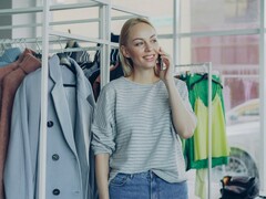 Image décorative. Une personne debout dans un magasin de vêtements