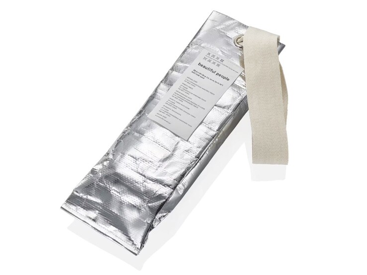 La montre Casio G-Shock GMS2110BP-5A est livrée avec un sac 