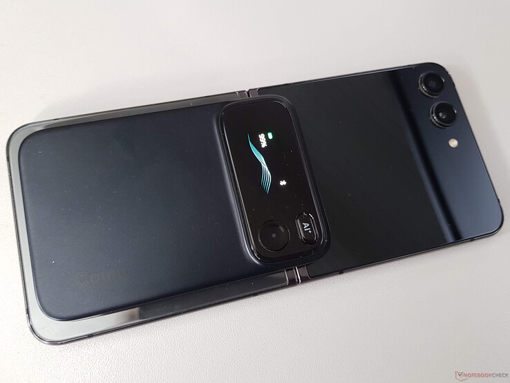 Le Comu Action Pro peut être fixé à l'arrière d'un smartphone à l'aide d'aimants, mais il est nettement plus épais que, par exemple, le Plaud Note Pro.